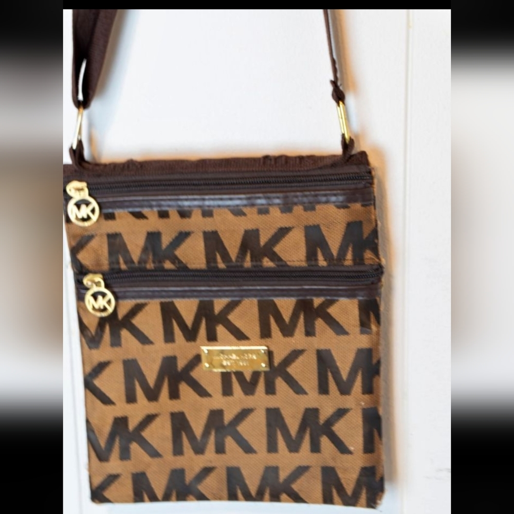 Micheal kors purse - Picture 2 of 3